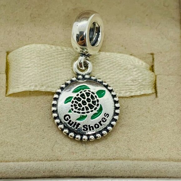 🧜🏾‍♀️🎀Pandora Newfoundland Mummers Charm - Picture 1 of 4